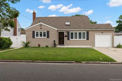 92 W 21st Street, Deer Park, NY 11729 - Photo 2