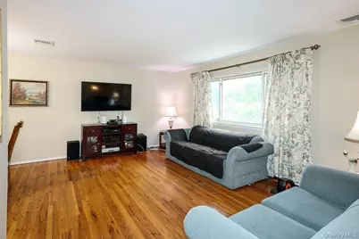 555 N Windsor Avenue, Brightwaters, NY 11718 - Photo 4