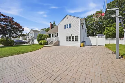 422 Park Lane, Massapequa Park, NY 11762 - Photo 2