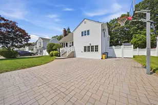 422 Park Ln, Massapequa Park, NY 11762 - Photo 2