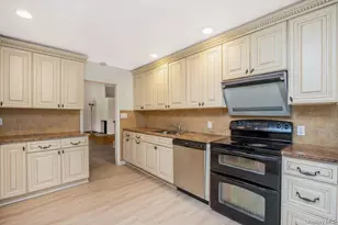 6 Village Dr, Jericho, NY 11753 - Photo 10
