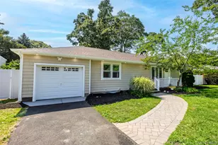 126 Holiday Blvd, Center Moriches, NY 11934 - Photo 2