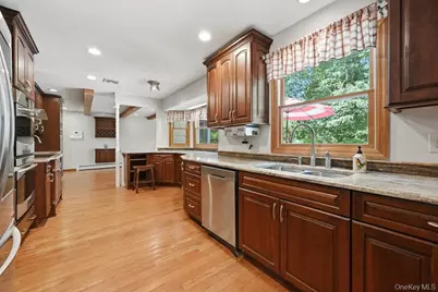 20 Williamsburg Drive, Northport, NY 11768 - Photo 10