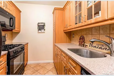 27010 Grand Central Parkway #4J, Floral Park, NY 11005 - Photo 4