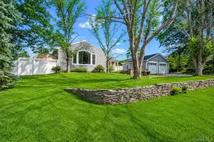 23 Cottage Dr, Farmingville, NY 11738 - Photo 4
