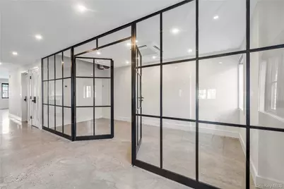 12 Roosevelt Avenue #B, Roslyn, NY 11576 - Photo 16