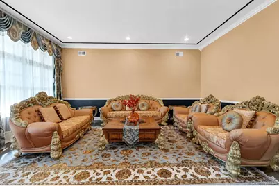 9 Hathaway Lane, Manhasset, NY 11030 - Photo 2