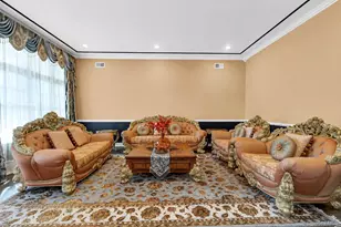 9 Hathaway Ln, Manhasset, NY 11030 - Photo 2