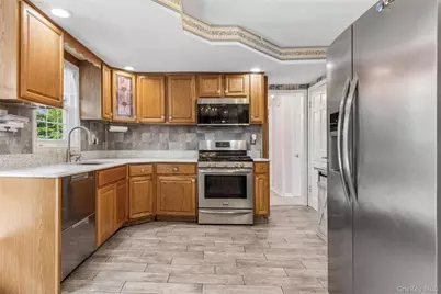 84 Barnum Street, West Babylon, NY 11704 - Photo 2