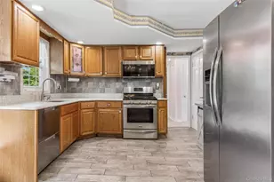 84 Barnum St, West Babylon, NY 11704 - Photo 2