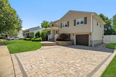 8 Radnor Court, Hicksville, NY 11801 - Photo 2