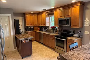 108 Michaels Way, Holbrook, NY 11741 - Photo 10