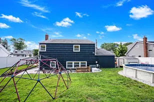 125 Raleigh Ln, West Islip, NY 11795 - Photo 10