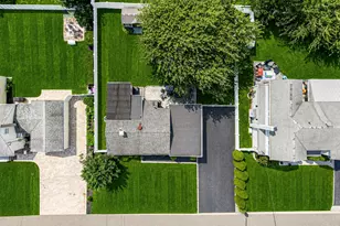 822 Milligan Ln, West Islip, NY 11795 - Photo 4