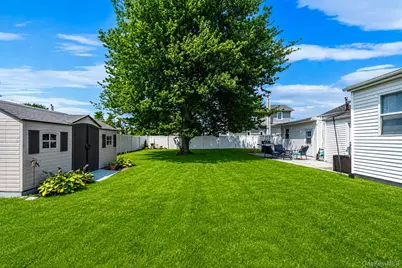 822 Milligan Lane, West Islip, NY 11795 - Photo 22