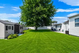 822 Milligan Ln, West Islip, NY 11795 - Photo 22