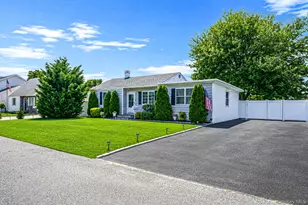 822 Milligan Ln, West Islip, NY 11795 - Photo 2