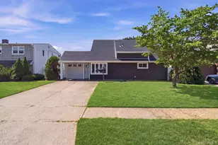 56 Summer Ln, Hicksville, NY 11801 - Photo 2