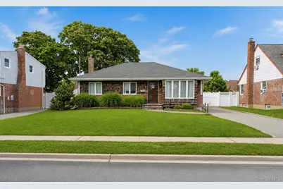 15 Lowell Drive, Farmingdale, NY 11735 - Photo 2
