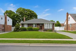 15 Lowell Dr, Farmingdale, NY 11735 - Photo 2