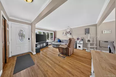 201 Willis Court, Wantagh, NY 11793 - Photo 4