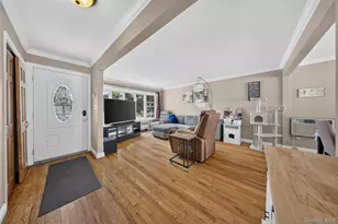 201 Willis Ct, Wantagh, NY 11793 - Photo 4