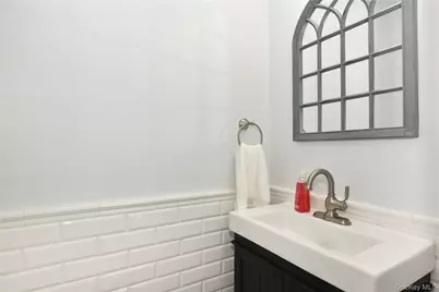 592 Winthrop Avenue, Bellmore, NY 11710 - Photo 14