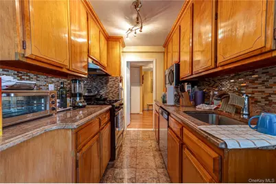 100 Brooklyn Avenue #2R, Freeport, NY 11520 - Photo 14