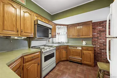 53 Berkshire Road, Hicksville, NY 11801 - Photo 10