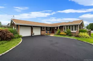 35 Fleets Point Dr, West Babylon, NY 11704 - Photo 2