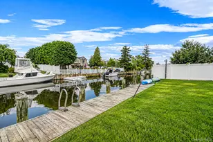 35 Fleets Point Dr, West Babylon, NY 11704 - Photo 18