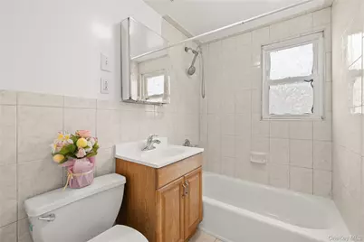 175 Centre Avenue, Lindenhurst, NY 11757 - Photo 10