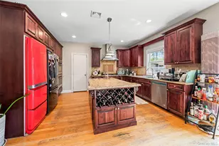 19 Manetto Dr, Plainview, NY 11803 - Photo 4