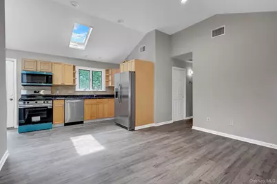 466 W 4th Street, West Islip, NY 11795 - Photo 10