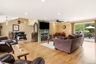 60 Hawthorne St, Selden, NY 11784 - Photo 6