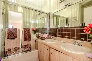 719 Hungry Harbor Rd, Valley Stream, NY 11581 - Photo 24