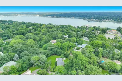 125 Hicks Lane, Great Neck, NY 11024 - Photo 36