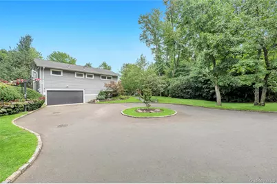 125 Hicks Lane, Great Neck, NY 11024 - Photo 28