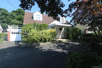 43 Ivanhoe Place, Valley Stream, NY 11580 - Photo 1