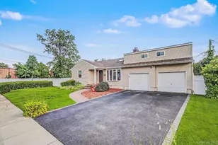 28 Greenvale Ln, Syosset, NY 11791 - Photo 2