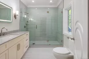 566 E Shore Rd, Great Neck, NY 11024 - Photo 30