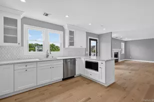851 W Bay Dr, West Islip, NY 11795 - Photo 12