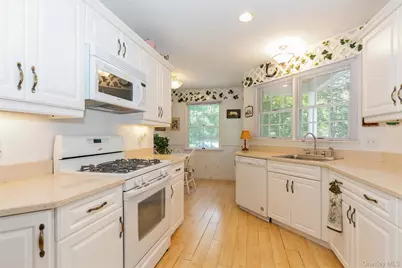 21 Oceanview Road, Hampton Bays, NY 11946 - Photo 4