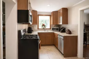 457 Sigmond St, Freeport, NY 11520 - Photo 8