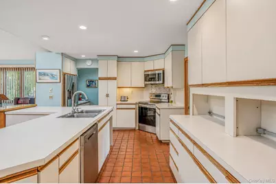 3 Oak Court, Hampton Bays, NY 11946 - Photo 12