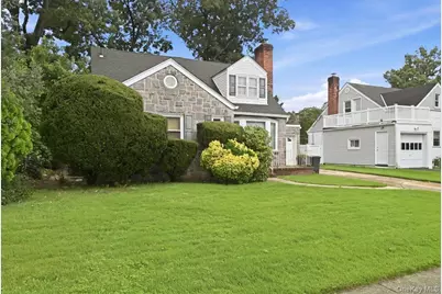 8 Redwood Road, New Hyde Park, NY 11040 - Photo 2