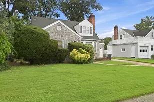 8 Redwood Rd, New Hyde Park, NY 11040 - Photo 2