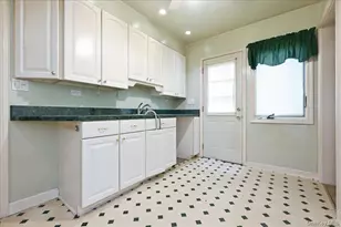 8 Redwood Rd, New Hyde Park, NY 11040 - Photo 12