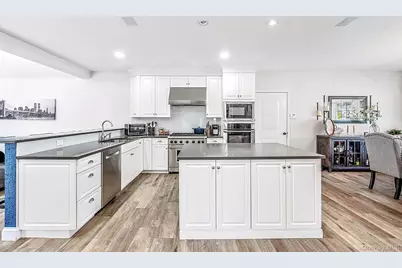 121 Bayway Avenue, Bay Shore, NY 11706 - Photo 16