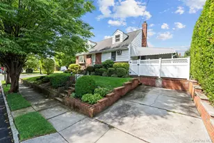 18 Lynton Rd, Albertson, NY 11507 - Photo 2